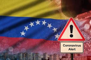 Venezuela-Flagge und Coronavirus 2019-ncov-Warnschild. konzept der hohen wahrscheinlichkeit eines neuartigen coronavirus-ausbruchs durch reisende touristen foto