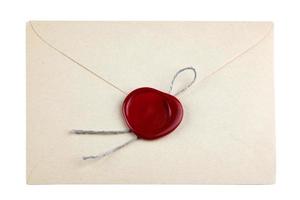 alter Briefumschlag mit roten Wachssiegelstempeln