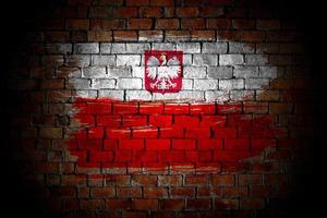 Flagge Polens gemalt auf einer Ziegelmauer in urbaner Lage foto