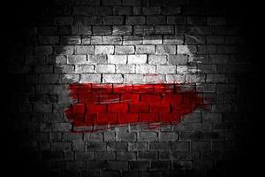 Flagge Polens gemalt auf einer Ziegelmauer in urbaner Lage foto