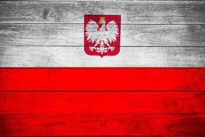 Polnische Flagge mit Adler an der Holzwand foto