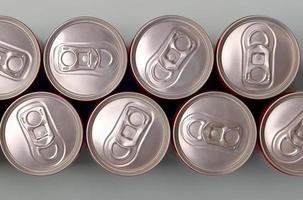 viele neue Aluminiumdosen von Soda-Softdrink- oder Energy-Drink-Behältern. Getränkeherstellungskonzept und Massenproduktion foto