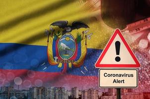 Ecuador-Flagge und Coronavirus 2019-ncov-Warnzeichen. konzept der hohen wahrscheinlichkeit eines neuartigen coronavirus-ausbruchs durch reisende touristen foto