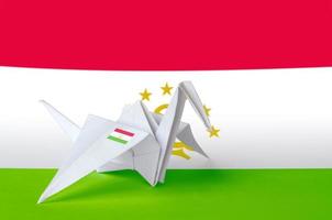 Tadschikistan-Flagge auf Papier-Origami-Kranflügel. handgemachtes kunstkonzept foto