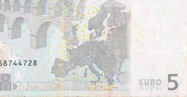 Fragmentteil einer 5-Euro-Banknote, Nahaufnahme mit kleinen braunen Details foto