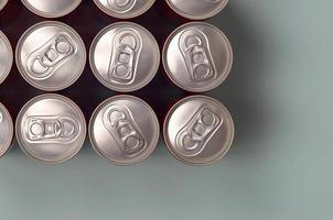 viele neue Aluminiumdosen von Soda-Softdrink- oder Energy-Drink-Behältern. Getränkeherstellungskonzept und Massenproduktion foto