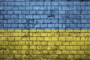 Ukraine-Flagge ist auf eine alte Mauer gemalt foto