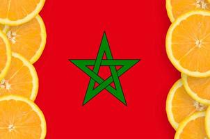 marokko-flagge im vertikalen rahmen der zitrusfruchtscheiben foto