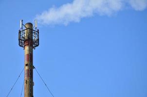 schornsteindampfrohr der industriellen fertigungsanlage foto