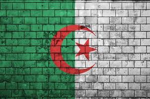 Die algerische Flagge ist auf eine alte Ziegelmauer gemalt foto