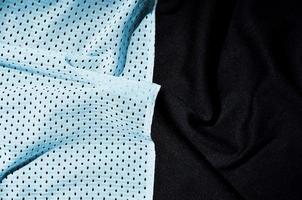Sportbekleidung Stoff Textur Hintergrund. Draufsicht auf die Textiloberfläche aus hellblauem Polyester-Nylon-Tuch. farbiges Basketballshirt mit freiem Platz für Text foto