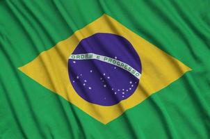die brasilianische flagge ist auf einem sportstoff mit vielen falten abgebildet. Sportteam-Banner foto