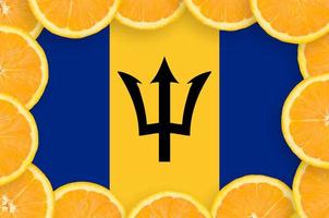 barbados-flagge im rahmen der frischen zitrusfruchtscheiben foto