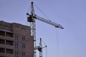 Gebäude im Bau mit Kran foto