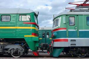 Kabinen moderner russischer Elektrozüge. Seitenansicht der Köpfe von Eisenbahnzügen mit vielen Rädern und Fenstern in Form von Bullaugen foto