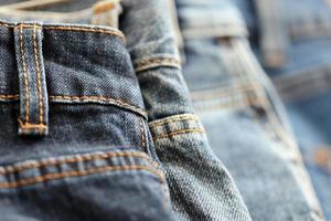 Viele Jeans im Stapel im Kleiderschrank. Hosenreihe Jeans im Schrank. konzept von kaufen, verkaufen, einkaufen und modischer kleidung foto