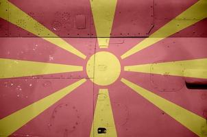 Mazedonien-Flagge auf dem Seitenteil des militärischen Panzerhubschraubers in der Nähe abgebildet. konzeptioneller hintergrund der armeeflugzeuge foto