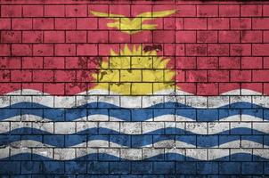 Kiribati-Flagge ist auf eine alte Mauer gemalt foto