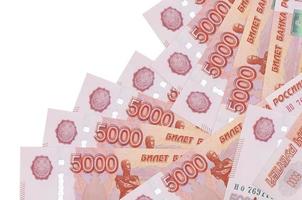 5000 russische Rubel-Scheine liegen in unterschiedlicher Reihenfolge isoliert auf Weiß. Konzept für lokales Bankwesen oder Geldverdienen foto