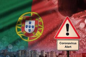 Portugal-Flagge und Coronavirus 2019-ncov-Warnzeichen. konzept der hohen wahrscheinlichkeit eines neuartigen coronavirus-ausbruchs durch reisende touristen foto