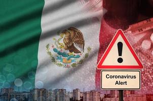 mexiko-flagge und coronavirus 2019-ncov-warnschild. konzept der hohen wahrscheinlichkeit eines neuartigen coronavirus-ausbruchs durch reisende touristen foto