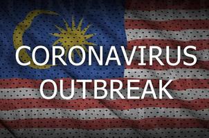 malaysia-flagge und inschrift zum ausbruch des coronavirus. Covid-19- oder 2019-ncov-Virus foto
