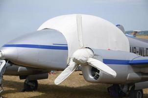 Stoffabdeckung schützt Glas und Propeller des Flugzeugs vor Sonneneinstrahlung und widrigen Wetterbedingungen foto