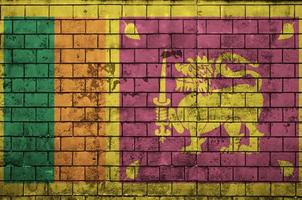 Die Flagge Sri Lankas ist auf eine alte Mauer gemalt foto