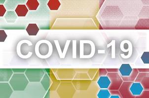 mali-flagge und futuristische digitale abstrakte komposition mit covid-19-inschrift. konzept des coronavirus-ausbruchs foto