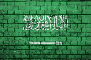 Die saudi-arabische Flagge ist auf eine alte Backsteinmauer gemalt foto