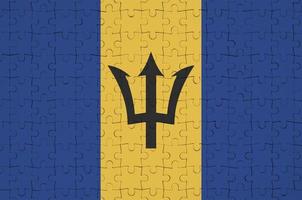 Die Flagge von Barbados ist auf einem gefalteten Puzzle abgebildet foto