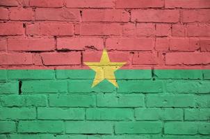 Burkina-Faso-Flagge ist auf eine alte Mauer gemalt foto