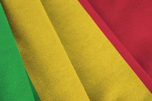 Mali-Flagge mit großen Falten, die im Innenbereich unter dem Studiolicht wehen. die offiziellen symbole und farben im banner foto