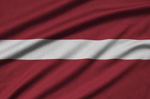 Die lettische Flagge ist auf einem Sportstoff mit vielen Falten abgebildet. Sportteam-Banner foto
