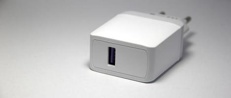 Weißer Smartphone-Ladeanschluss isoliert auf einfachem Hintergrund, mit selektivem Schwerpunkt auf dem USB-Port-Loch. foto