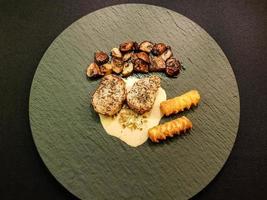 Filetsteak Filet geschnitten mit Kräutern, Gewürzen und Pilzen foto