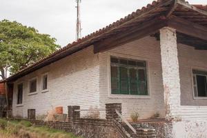 combuco, ceara, brasilien, 15. september 2022 großes verlassenes haus in einer fließenden nachbarschaft in combuco, ein alltäglicher anblick in vielen teilen brasiliens foto