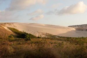 die sanddünen in der nähe der kleinen stadt combuco, brasilien, ceara foto