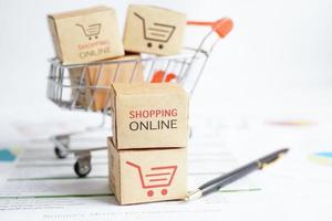 online-shopping, einkaufswagenbox auf geschäftsgrafik, import export, finanzhandel. foto