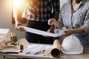 Bauingenieur, der an der Blaupause arbeitet, um große Geschäftsgebäude im Büro zu bauen. Engineering-Tools und Konstruktionskonzept. foto