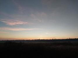 Morgen- und Nachtpanorama der Morgendämmerung foto