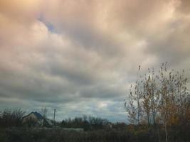 Bunte Wolken fliegen über das Dorf foto