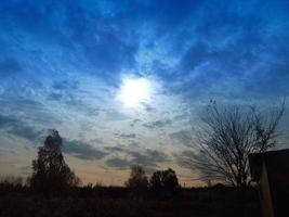 Bunte Wolken fliegen über das Dorf foto