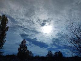 Bunte Wolken fliegen über das Dorf foto