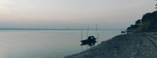 fluss, boot, blauer himmel, wolke, hintergrund, klar, sonnenlicht, sommer foto