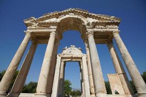 monumentales tor, tetrapylon in der antiken stadt aphrodisias in aydin, turkiye foto