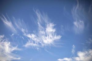 Wolken im Himmel. Weiße Wolken im Sommer. Sommerwetter. foto