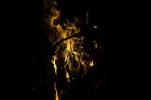 Flammen im Dunkeln. Einzelheiten zum Brand. Feuer auf schwarzem Hintergrund. foto
