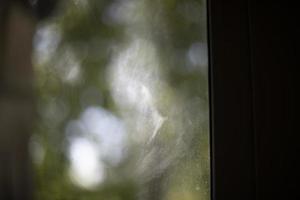 Spiegelung im Glas. schmutziges Fenster. Staub auf Fensterglas. foto