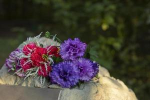 Blumen am Grab. Gedenkdetails. Denkmal für gefallene Soldaten. foto